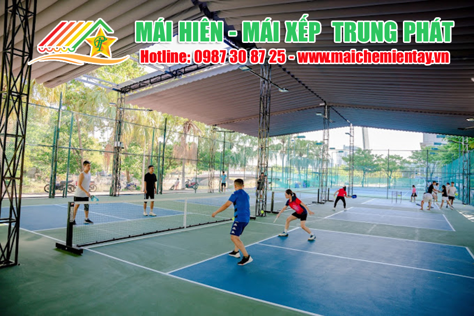 Sân pickleball ngoài trời có mái che